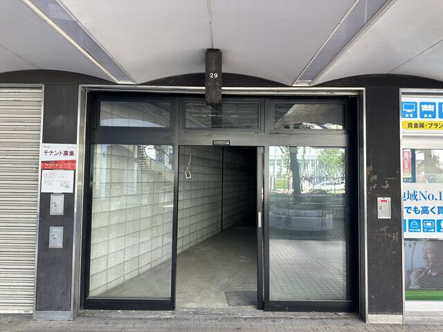 JR東⻄線北新地駅徒歩3分　⼈通りも多く視認性良好◎御堂筋側に⾯す路⾯店舗